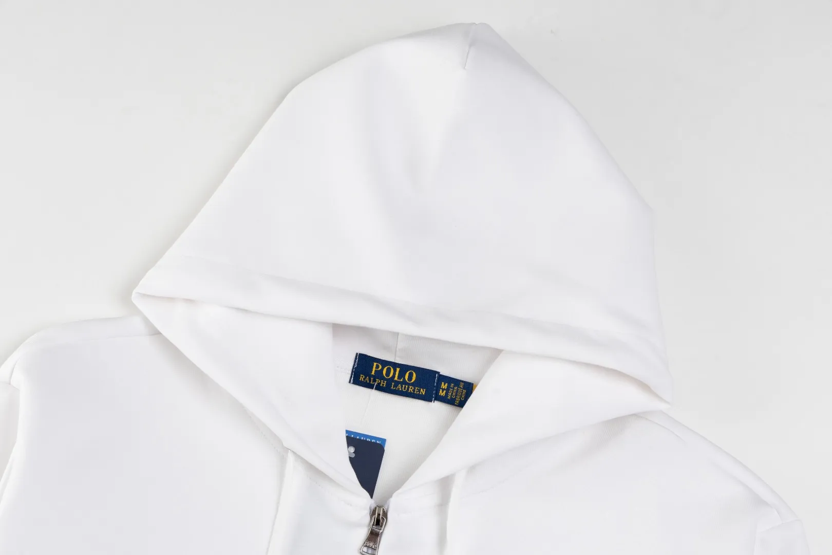 P236 #R95 Ralph Lauren/Ralph Lauren Twelve Color Pony🐎 Embroidered zipper cardigan jacket hooded sweatshirt This hooded sweatshirt is decorated with a simple style that represents Ralph Lauren. It is paired with a pony embroidery pattern, which is three-dimensional and full! The solid color fabric paired with exquisite embroidery instantly sets it off! Hooded sports design, loose and casual fit! The overall texture is very strong! Through the pictures, we can feel the thickness and texture of custom-woven and dyed threads. The workmanship is exquisite. They are shipped from major foreign trade factories. They are all made by masters with many years of experience. Everything is of high standards and requirements! Simple and versatile style ~ super delicate and soft, close to the body without being tied, all fabrics and accessories are original custom-made and of high quality! Perfectly reflects the brand’s sense of superiority! Standard cut, comfortable stretch, unrestricted movement! Highly practical, high-end and classy! Versatile style ~ can be paired with jeans or jogging pants. Ideal for transitioning from your morning commute to weekend events!  Color: Black with red label Black with white label Khaki Navy blue with red label Navy blue with white label White Light gray Dark gray Burgundy Army green Light blue Pink Size: S M L